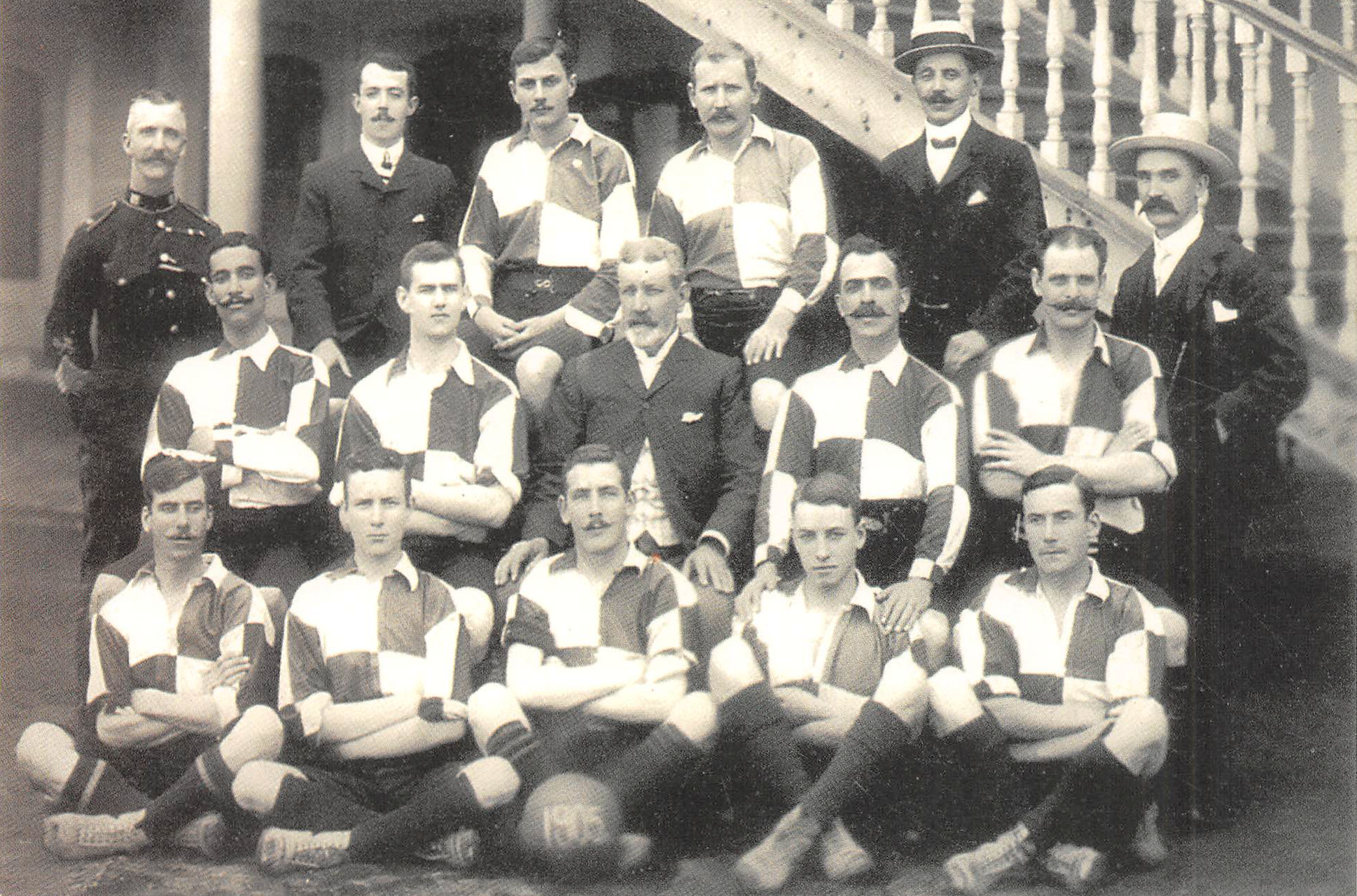 فريق نادي السكة سنة 1905م قبل مباراته مع فريق الواندرز البريطاني وجميعهم أجانب عدا عبدالحميد محمود الجالس أقصى اليسار في المنتصف
