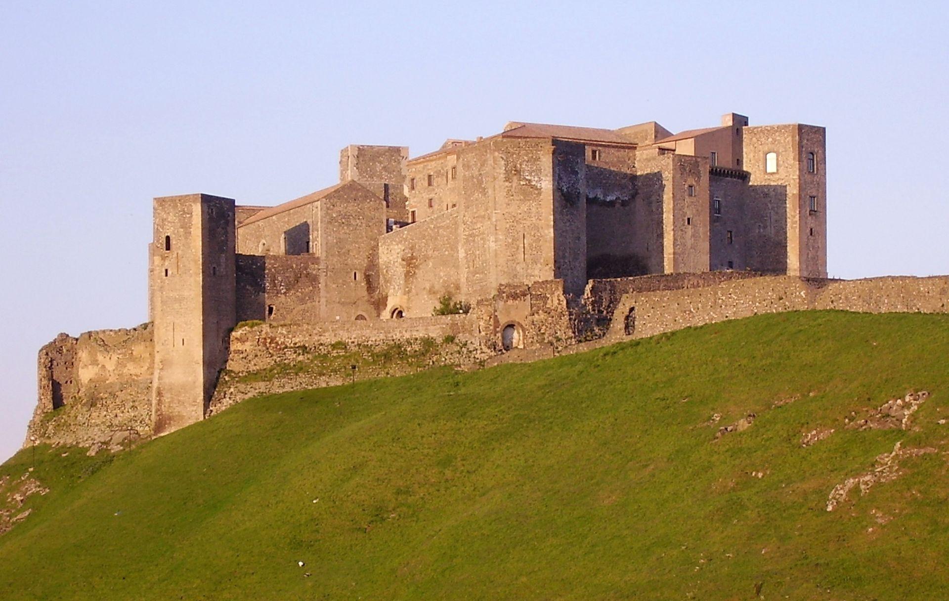 قلعة ملفي التي بناها النورمان
