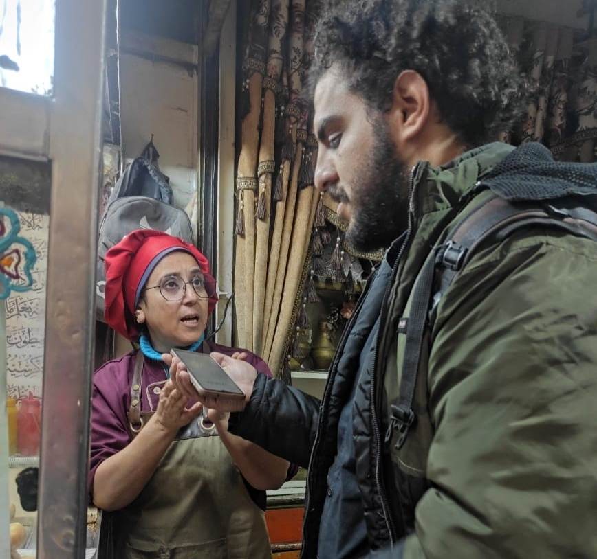 محرر الميزان أثناء إجراء حوار صحفي مع ماما دهب
