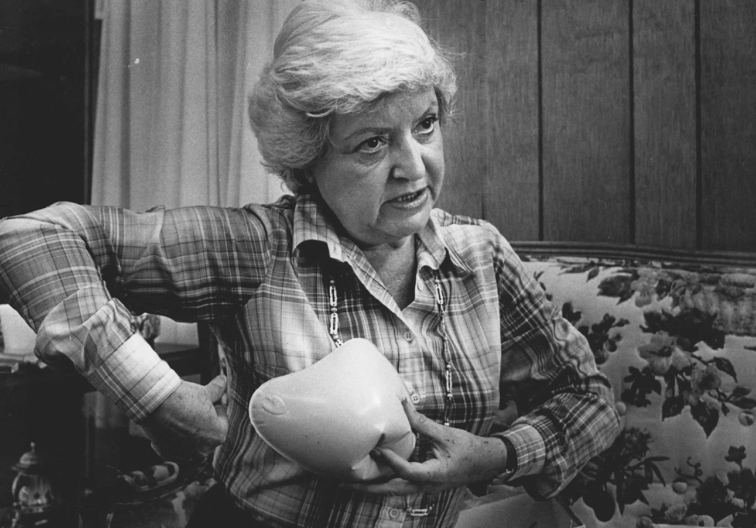 روث هاندلر مع الثدي الاصطناعي الذي اخترعته.