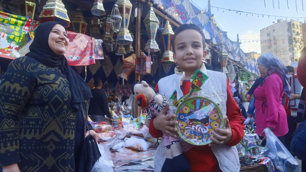 أم مصرية وطفلها في سوق السيدة