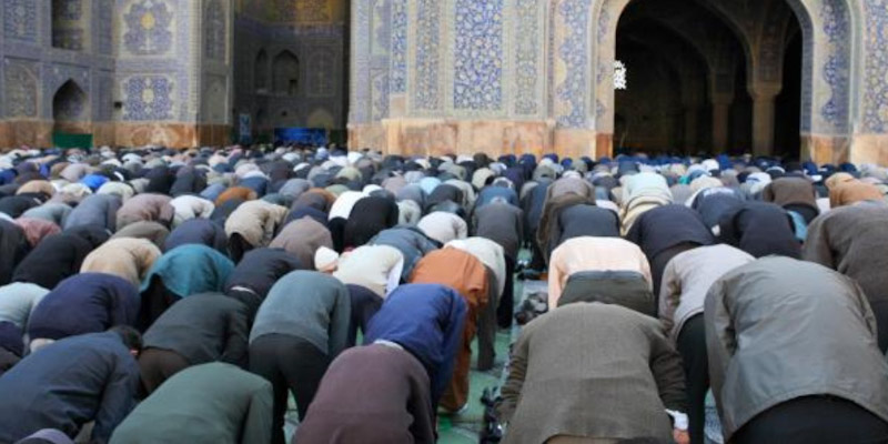 فوضى إمامة الصلاة في مساجد الأوقاف ..من المسؤول عنها؟