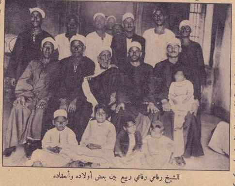 الشيخ رفاعي رفاعي ربيع بين بعض أولاده وأحفاده