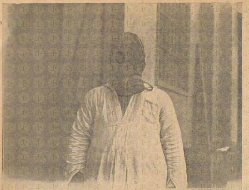 حسين حسن التمرجي وعلى فمه الكمامة التي يلبسها حال إعدام الكلاب سنة 1928م