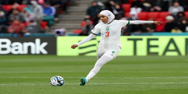 “نهيلة بنزينة” لاعبة كرة القدم المغربية التي لم يرضى عن حجابها أحد نهيلة بنزينة