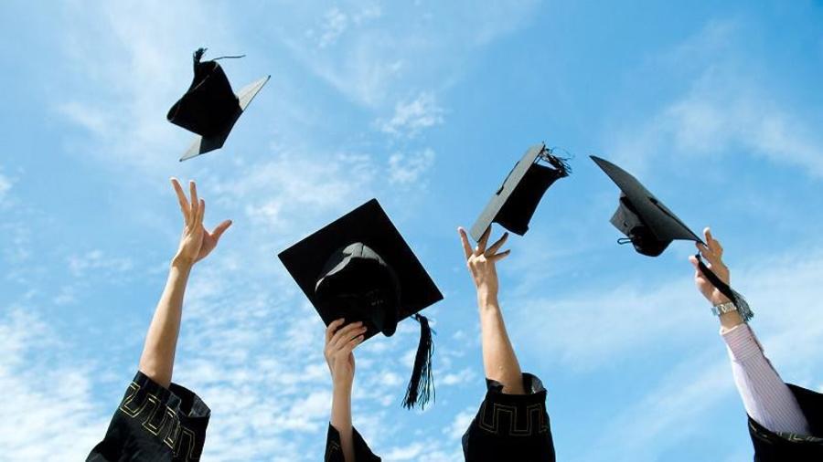 كعروس تفرح بزفافها.. عن سعادتي يوم تخرجي حفلات التخرجِ