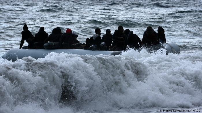 إحدى قوارب الهجرة غير الشرعية 