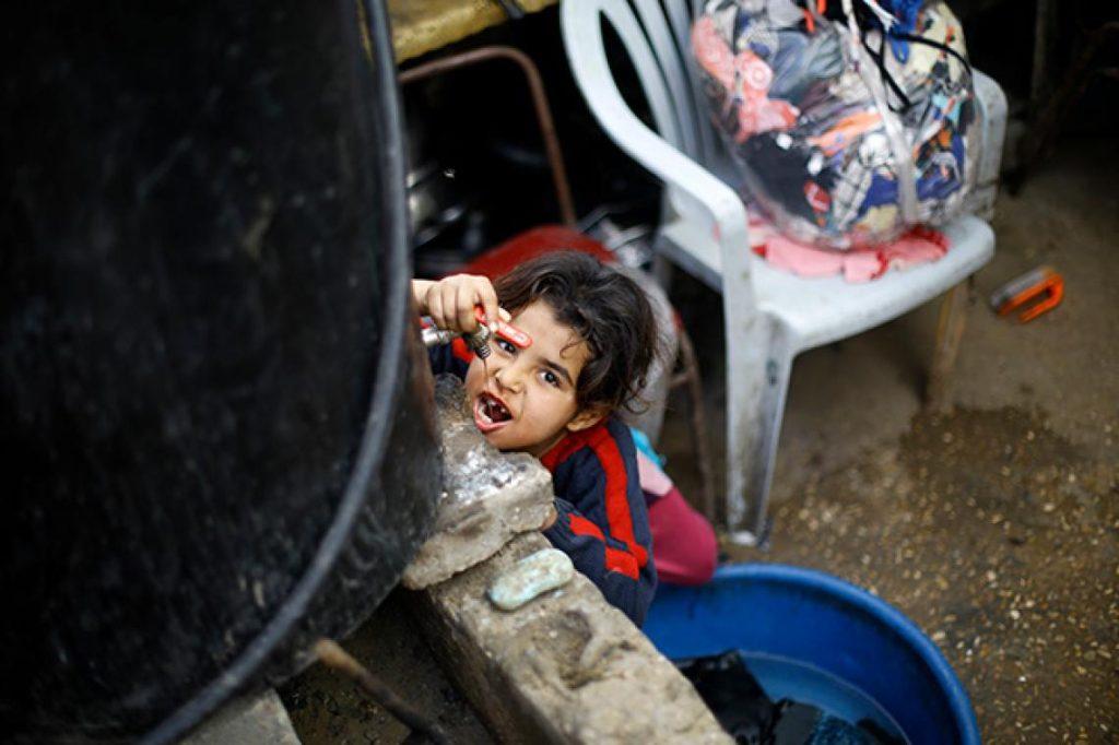 أطفال غزة يعانون العطش بسبب قطع الاحتلال الإسرائيلي المياه عنهم
