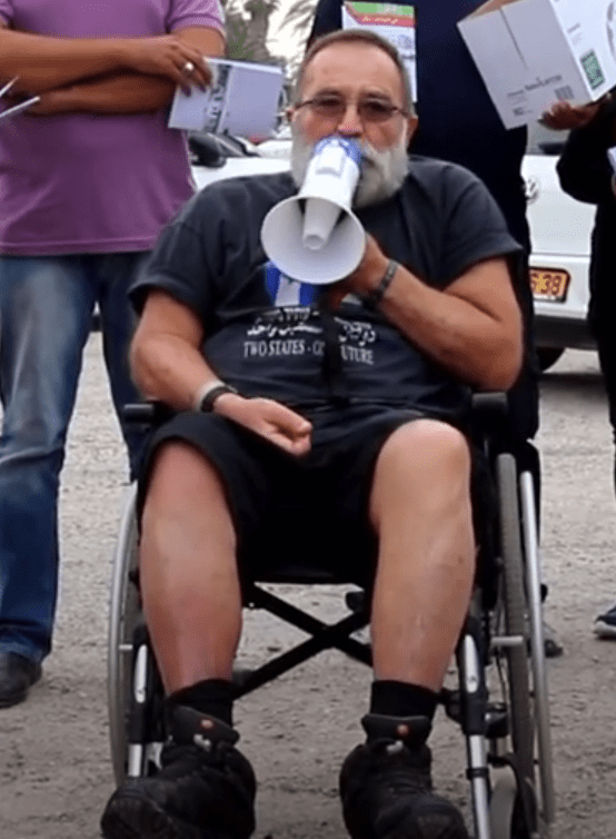 تيدي كاتس على كرسي متحرك في مظاهرة ضد إسرائيل