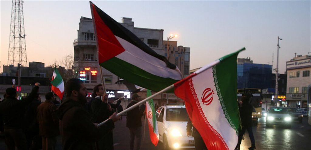 علم إيران بجوار العلم الفلسطيني