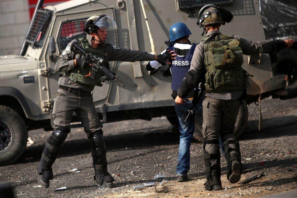 اعتداء جنديين من الاحتلال على صحفي فلسطيني