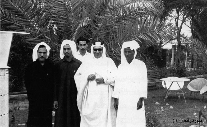 الشيخ عبدالله الجابر الصباح في صورة تذكارية في الحديقة عام 1962