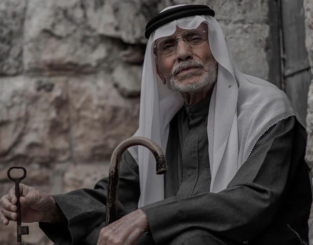 الحج مصطفى أبو عواد مع مفتاح داره في 48