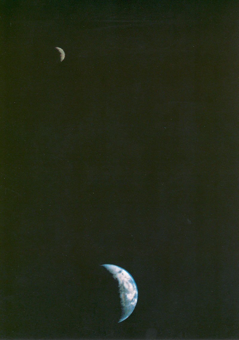 الصورة الأولى للقمر مع الأرض من فويجار سنة 1977