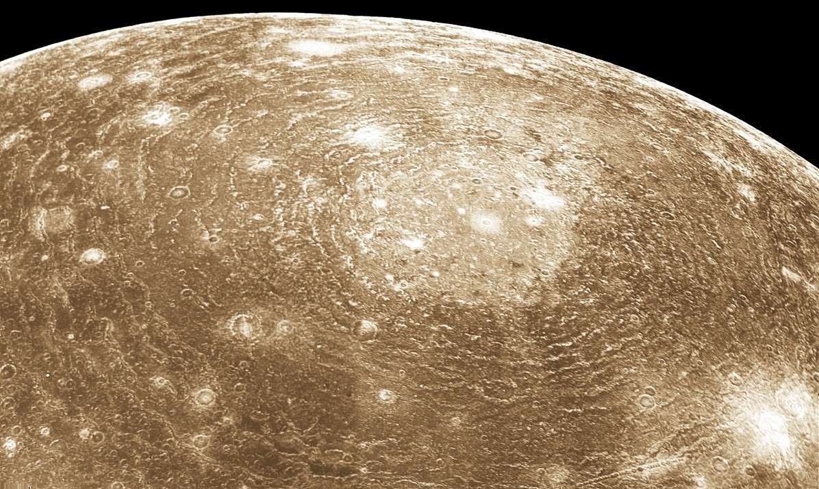 فوهة فالهالا على القمر كاليستو كما رآه فوياجر 1 عام 1979